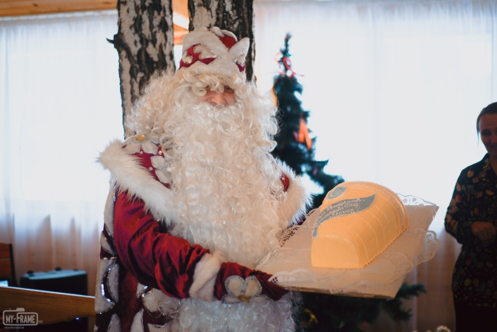 Уральскому Деду Морозу на День рождения подарили огромный пломбир