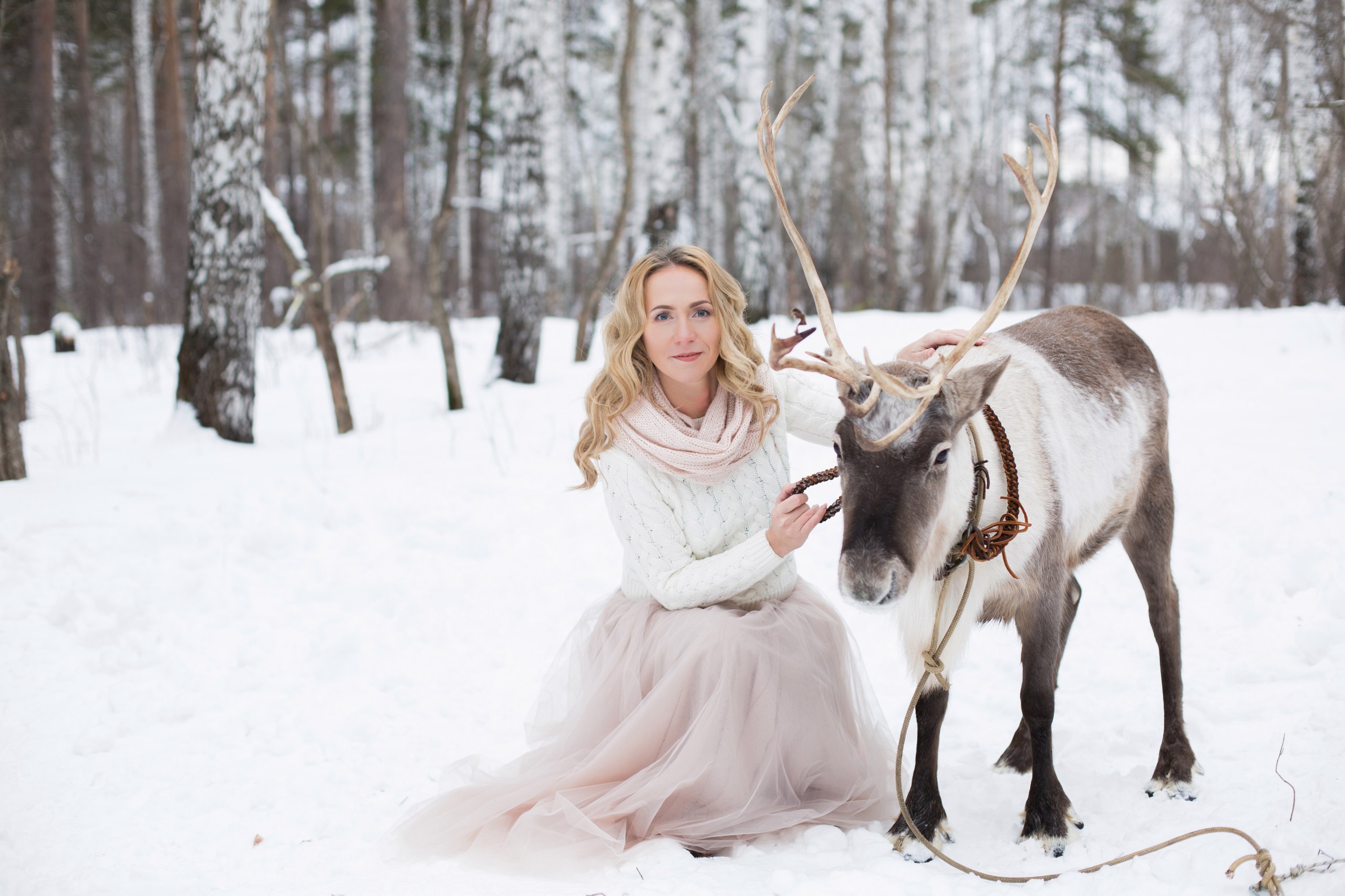 романтические фотосессии с северными оленями в Уральской резиденции Деда Мороза