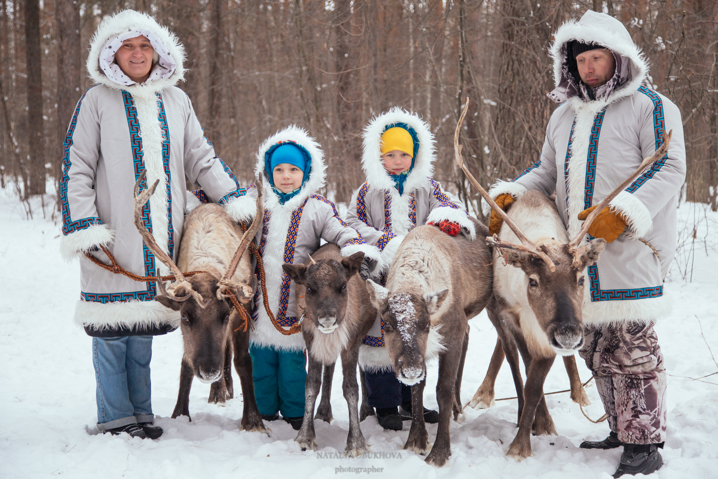 семейная фотосессия с северными оленями Уральского Деда Мороза